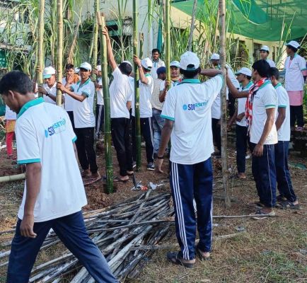 बीजापुर के 32 पूर्व माओवादियों ने सीखा कुक्कुटपालन और बकरीपालन का गुर...समाज की मुख्यधारा से जोड़ने के लिए शासन की अभिनव पुनर्वास नीति से मिल रहा लाभ