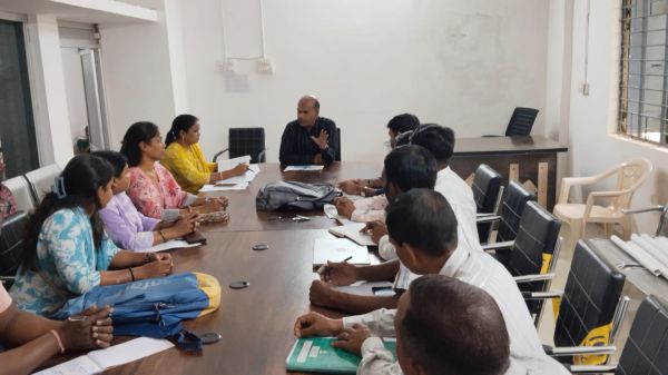 एसडीएम जशपुर ने मनोरा तहसील के पटवारियों और तहसीलदार की ली बैठक