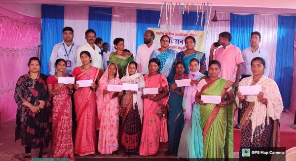 मनोरा में आयोजित मुद्रा एवं क्रेडिट लोन मेला में 1.2 करोड़ रुपये से अधिक का ऋण स्वीकृत एवं वितरित