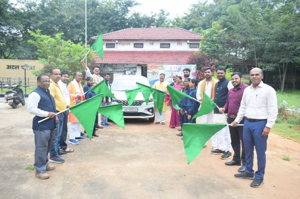 जशपुर दर्शन 2025:&nbsp;विधायक श्रीमती रायमुनी भगत सहित जनप्रतिनिधियों एवं अधिकारियों ने वाहन को हरी झंडी दिखाकर किया रवाना