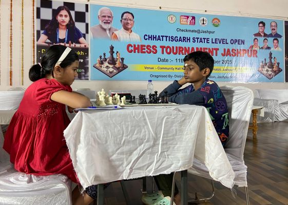 छत्तीसगढ़ रजत महोत्सव के अंतर्गत जशपुर में आयोजित छत्तीसगढ़ स्टेट लेवल ओपन चेस टूर्नामेंट में दूसरे दिन तक 06 राउंड का खेल हुआ संपन्न।