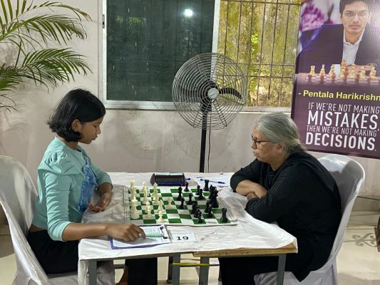 छत्तीसगढ़ रजत महोत्सव के अंतर्गत जशपुर में आयोजित छत्तीसगढ़ स्टेट लेवल ओपन चेस टूर्नामेंट में 10 वर्षीय विराट और सावी ने वयस्क प्रतिद्वंदियों पर पड़े भारी