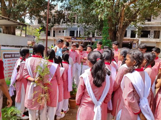 रजत जयंती विशेष सप्ताह में आयुष विभाग द्वारा&nbsp; सामूहिक योगाभ्यास,औषधीय पौधों की जानकारी और निःशुल्क जिला स्तरीय स्वास्थ्य शिविर लगाकर मरीजों को किया गया उपचार