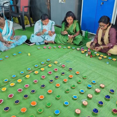 सफलता : दीपावली पर्व के अवसर पर कलात्मक दीयों और पूजा सामग्री के बनाकर समूह की महिलाएं हो रही समृद्ध&nbsp;