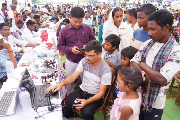 सुशासन शिविर के माध्यम से राशन कार्ड, श्रम कार्ड, आयुष्मान कार्ड, फसल बीज एवं मछली जाल का किया गया वितरण....ग्रामीणों के आवेदनों का मौके पर किया गया निराकरण