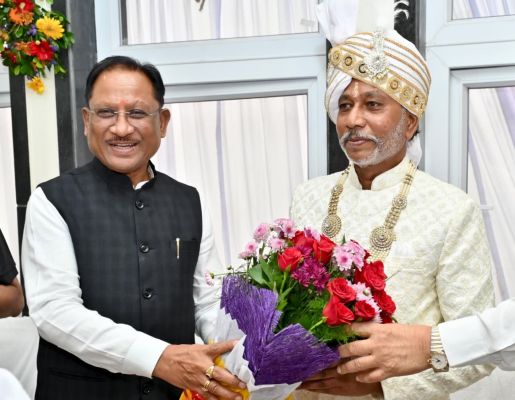 मुख्यमंत्री ने धर्मगुरु गुरु बालदास साहेब जी को उनके जन्मदिन की शुभकामनाएं देते हुए उन्हें शॉल व पुष्पगुच्छ किया भेंट&nbsp; &nbsp;