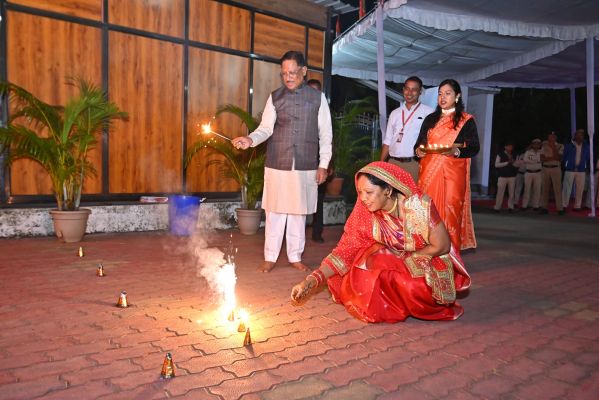 गृह ग्राम बगिया में मुख्यमंत्री ने अपने परिवार के साथ दीपावली का मनाया त्योहार ....प्रदेशवासियों को दीपावली की हार्दिक बधाई और शुभकामनाएं दी