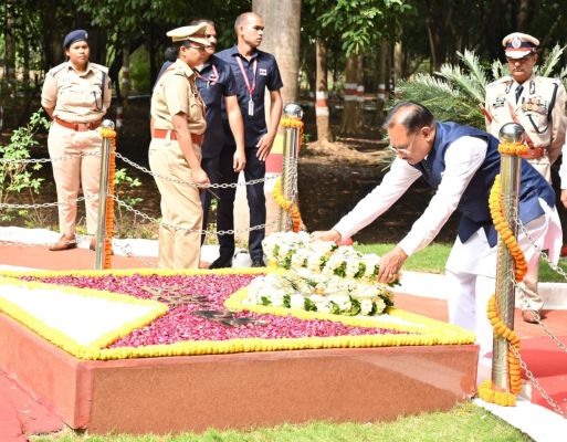 पुलिस स्मृति दिवस परेड में हुए शामिल राज्यपाल श्री रमेन डेका और मुख्यमंत्री श्री विष्णु देव साय,पुष्पचक्र अर्पित कर शहीद जवानों को दी भावभीनी श्रद्धांजलि....
