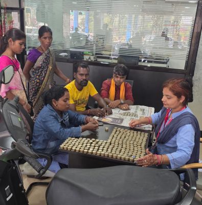 किसान परिवार के पूरे हुए सपने : बोरियों में 10-10 के सिक्के भरकर देवनारायण होंडा शोरूम पहुंचा गरीब किसान, खरीद लाया स्कूटी,बताई ये वजह........