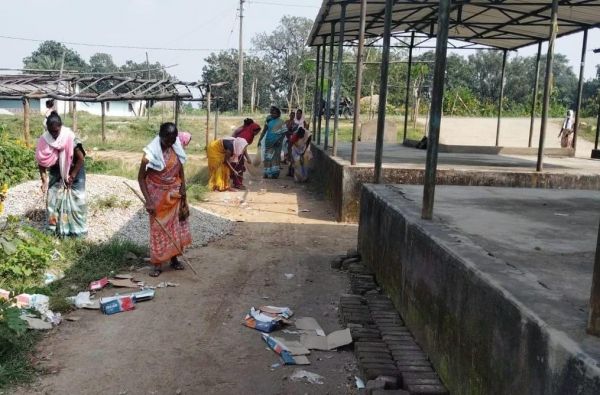 रजत जयंती : जुमईकेला में ग्रामीणों ने हाट बाजार की साफ-सफाई कर दिया स्वच्छता का संदेश