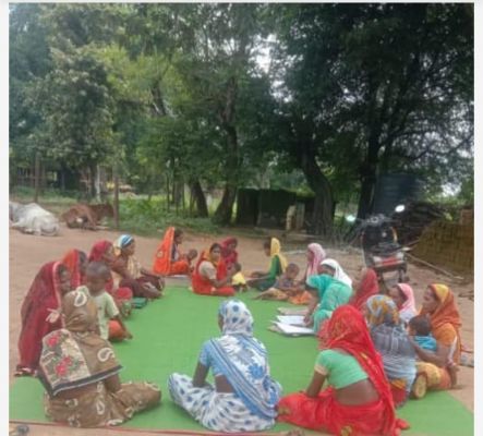 पतराटोली के नारी शक्ति ग्राम संगठन में समूह के दीदियों को दी गई पोषण स्वच्छता और आर्थिक गतिविधियों की जानकारी&nbsp;