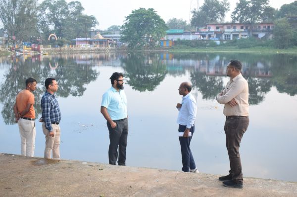 कलेक्टर ने छठ घाटों का निरीक्षण कर श्रद्धालुओं की सुविधा और सुरक्षा व्यवस्था का लिया जाएगा