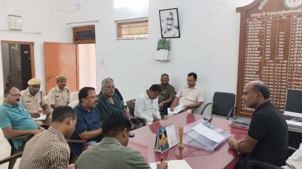 जशपुर एसडीएम ने छठ पूजा की तैयारी के सबंध में छठ समितियों के सदस्यों के साथ बैठक ली