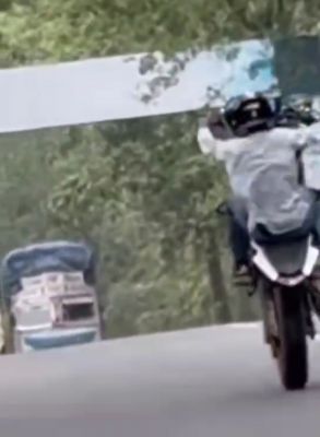 सोशल मीडिया की दीवानगी ने फिर बढ़ाया खतरा! ट्रक के आगे स्टंट करते युवक का वीडियो वायरल सड़क सुरक्षा पर उठे सवाल