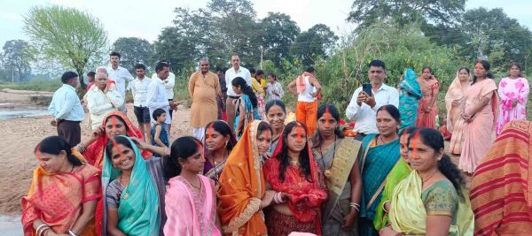 छठ पूजा का आज तीसरा दिन है, व्रतियों ने अस्ताचलगामी सूर्य को अर्घ्य देकर सुख-शांति की कामना की