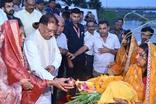 मुख्यमंत्री श्री साय और उनकी धर्मपत्नी ने दुलदुला छठ घाट में डूबते सूर्य को दिए अर्घ्य,प्रदेश के सुख समृद्धि और खुशहाली की कामना,,, छठ घाट के सौन्दर्यकरण की गई घोषणा