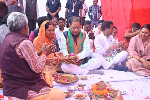 मुख्यमंत्री श्री विष्णुदेव साय ने फरसाबहार के विकास के लिए&nbsp;4.16 करोड़ लागत के 4 कार्यों का लोकार्पण और 36.72 करोड़ लागत के 9 विकासकार्यों का हुआ भूमिपूजन