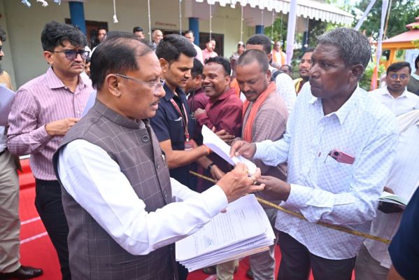 मुख्यमंत्री ने आज अपने गृह ग्राम बगिया में जनदर्शन में सुनी आमजनों की समस्याएं,संबंधित विभागीय अधिकारियों को आवेदनों का शीघ्र निराकरण करने के दिए निर्देश