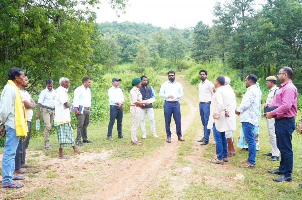 कलेक्टर ने दूरस्थ वनांचल गांव लकराघरा में ग्रामीणों की मांग पर 4 किलोमीटर तक डब्लू बी एम सड़क बनाने के दिये निर्देश