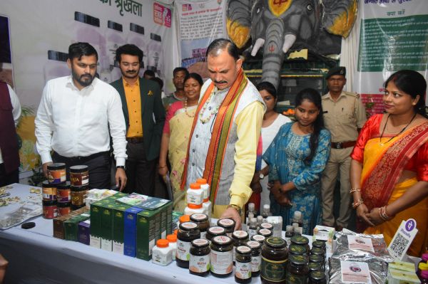 वन विभाग के स्टॉल में बांस से निर्मित आभूषणों की स्वास्थ्य मंत्री श्री जायसवाल ने की प्रशंसा&nbsp;