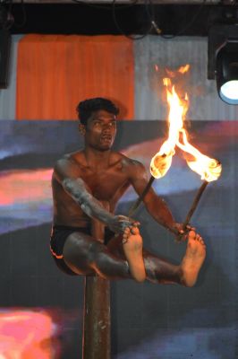 राज्योत्सव 2025:&nbsp;मलखंभ में छात्रों ने अपने सधे हुए शरीर सौष्ठव और लचीलेपन से दर्शकों को किया आश्चर्यचकित