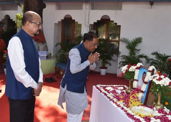 उप राष्ट्रपति, राज्यपाल &nbsp;एवं मुख्यमंत्री ने भारत रत्न डॉ. भूपेन हजारिका की पुण्यतिथि पर उन्हें किया नमन