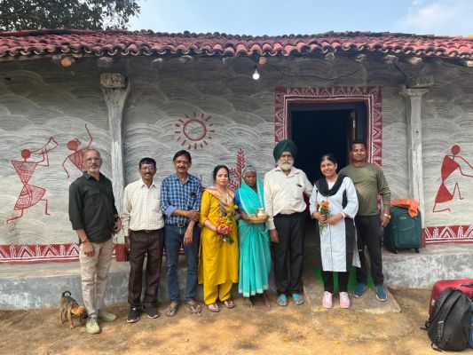 गांव केरे में पर्यटक होम स्टे में रहने के साथ ही जशपुर की संस्कृति रहन-सहन खान-पान का भी ले रहे आनंद&nbsp;