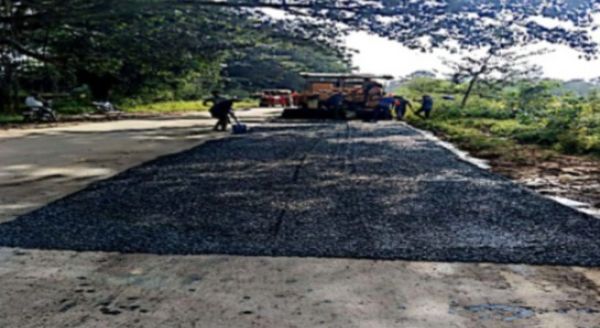 जिले के सड़को का हो रहा बी.टी. पेंच रिपेयर का कार्य ,इस कार्य हेतु 450.00 लाख की राशि स्वीकृत