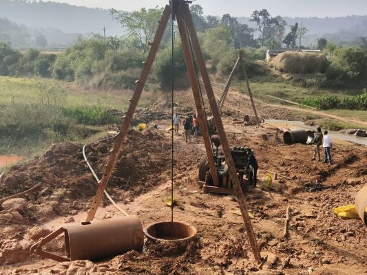 जिले में आवागम को सुगम बनाने उच्चस्तरीय पुलों की मुख्यमंत्री के निर्देश पर स्वीकृति मिलने के साथ ही तेजी से&nbsp; हो रहे हैं निर्माण कार्य