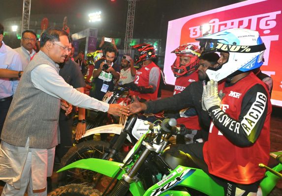 राष्ट्रीय सुपरक्रॉस बाइक रेसिंग चैंपियनशिप-2025 का रोमांच रायपुर में:मुख्यमंत्री श्री विष्णु देव साय ने बढ़ाया युवाओं का हौसला