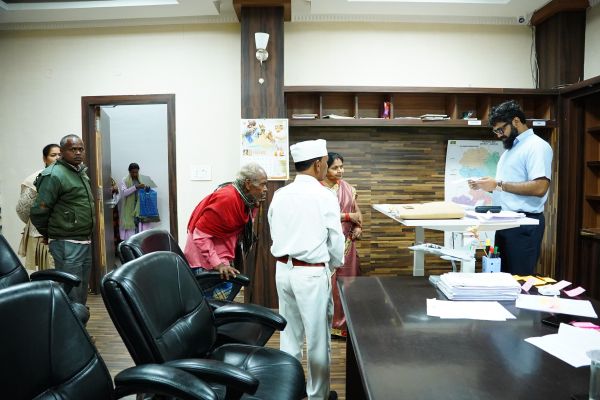 कलेक्टर श्री रोहित व्यास ने जनदर्शन में सुनी आम जनता की समस्याएं, निराकरण करने अधिकारियों को दिए निर्देश