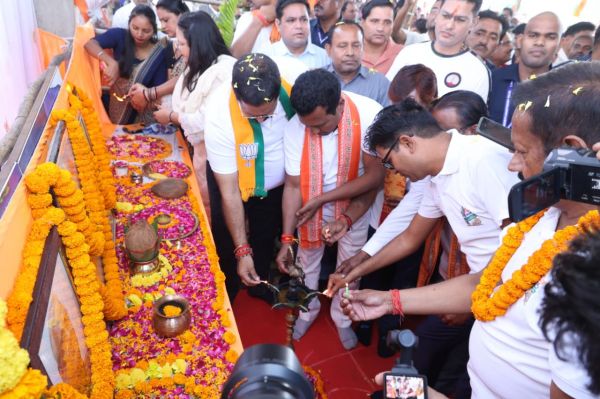 प्रदेश के वित्त मंत्री एवं रायगढ़ विधायक श्री ओ.पी.चौधरी ने घरघोड़ा से तमनार तक 12 किलोमीटर पदयात्रा का किया विधिवत शुभारंभ,&nbsp;हरी झंडी दिखाकर किया गया रवाना