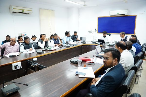कलेक्टर ने पीएमजीएसवाई, एमएमजीएस एवं सेतु विभाग की समीक्षा बैठक,लाफ़रवाही करने वाले ठेकेदारों पर कड़ी कार्यवाही के दिए निर्देश