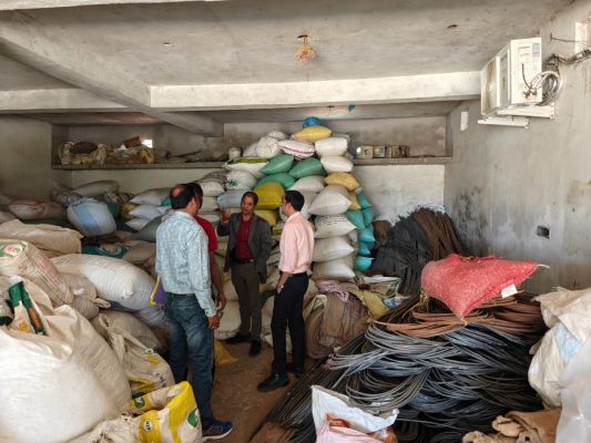 बड़ी कार्यवाही : एस डी एम ने व्यापारियों के गोदाम में मारा छापा,कई क्विंटल अवैध धान बरामद