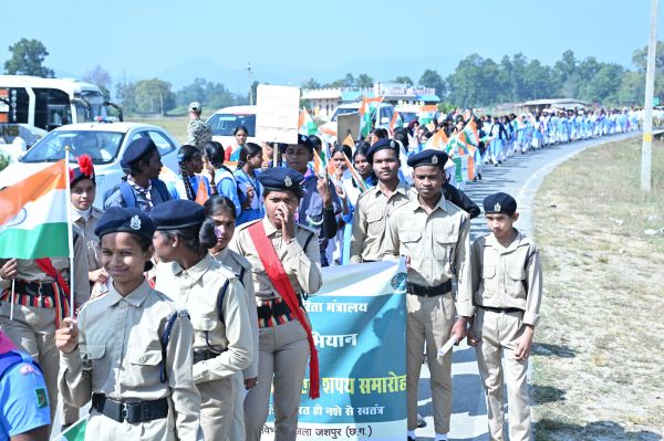 लौहपुरुष सरदार वल्लभभाई पटेल की 150वीं जयंती पर&nbsp;विधायक, सांसद, कलेक्टर - एसएसपी सहित हजारों नागरिकों ने बंदरचुआँ से 10 किलोमीटर की दूरी तय करते हुए दोकड़ा तक की पदयात्रा