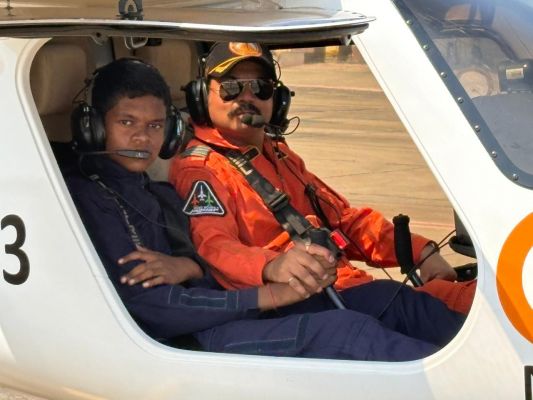 जशपुर के पी.एम. श्री जवाहर नवोदय विद्यालय के थर्ड सीजी एनसीसी एयर स्क्वाड्रन के कैडेट्स जगदलपुर में उड़ान का प्रशिक्षण कर रहे हैं प्राप्त