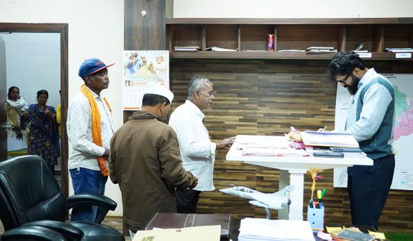 कलेक्टर श्री रोहित व्यास ने जनदर्शन में सुनी आमजन की समस्याएँ