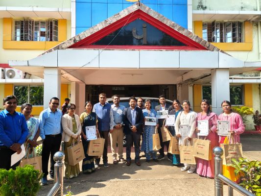 जिला पंचायत सीईओ ने &nbsp;जिला स्तरीय 12 शिक्षकों का किया सम्मानित ,&nbsp;विनोबा ऐप के माध्यम से स्कूलों में नवाचारी शिक्षा को दिया जा रहा प्रोत्साहन &nbsp;