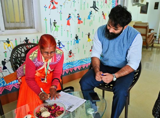 कलेक्टर ने अपना गणना पत्र बीएलओ से कराया सत्यापन ,मतदाताओं से की अपील मतदाता सूची में अपने नाम का सत्यापन अनिवार्य रूप से कराए&nbsp;