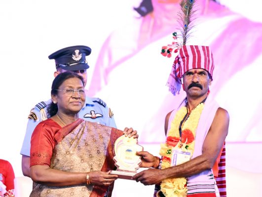 राष्ट्रपति ने अंबिकापुर, सरगुजा में आयोजित 'जनजातीय गौरव दिवस' समारोह में अपनी गरिमामयी उपस्थिति दर्ज कराई