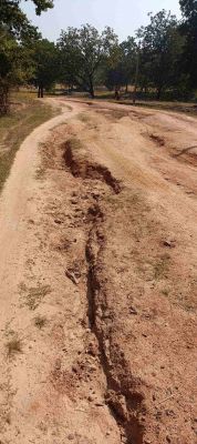 गड्ढों में तब्दील हो गईं सड़कें,गड्ढे भरे रास्ते से स्कूल जा रहे है बच्चे,इस सड़क से राहगीर भी परेशान,पंचयात नहीं दे रहा ध्यान