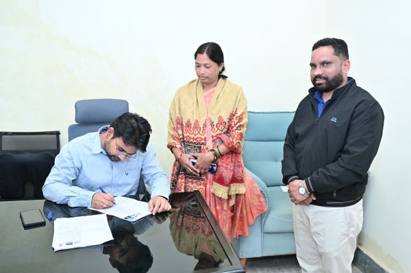 जिला पंचायत सीईओ श्री अभिषेक कुमार ने अपना गणना पत्र बीएलओ से कराया सत्यापन ,&nbsp;सीईओ ने मतदाताओं से की अपील मतदाता सूची में अपने नाम का सत्यापन अनिवार्य रूप से कराए&nbsp;