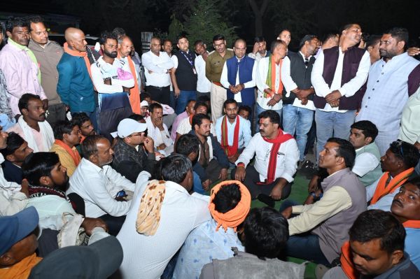 उप मुख्यमंत्री देर शाम सहसपुर लोहारा में किसानों से जमीन पर बैठकर की चर्चा, शिकायत पर मौके पर ही पटवारी &nbsp;को किया गया निलंबित