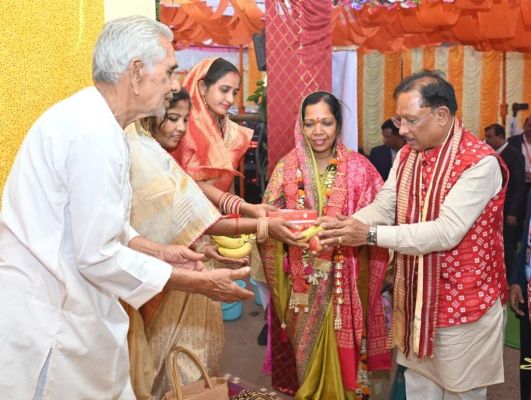 बसना सलखण्ड में मां महालक्ष्मी पूजन कार्यक्रम में मुख्यमंत्री&nbsp; शामिल होकर प्रदेशवासियों के सुख-समृद्धि और उत्तम स्वास्थ्य की कामना की,महतारी सदन बनाने की घोषणा