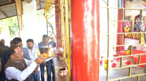 मुख्यमंत्री श्री विष्णुदेव साय सर्वेश्वरी समूह अघोरेश्वर आश्रम नारायणपुर पहुंचकर मां काली, भगवान गणेश की प्रतिमा और शिवलिंग &nbsp;का विधिवत पूजा-अर्चना की,परमपूज्य अवधूत भगवान राम जी की समाधि स्थल के किए दर्शन ,पूज्य श्री उत्साही बाबा जी का लिया आशीर्वाद