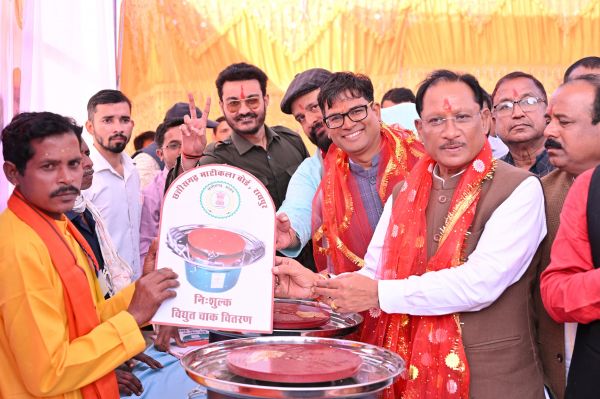 मुख्यमंत्री ने कुम्हार समाज के श्री विष्णु महायज्ञ चक्र पूजा कार्यक्रम में शामिल हुए,कुम्हारों को इलेक्ट्रानिक चाक मशीन का किया वितरण,