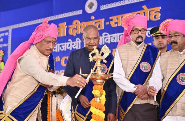 छठवें दीक्षांत समारोह में पूर्व राष्ट्रपति श्री कोविंद हुए शामिल,सफलता के लिए निरंतर सीखना, कौशल निखारना और आत्मविकास अनिवार्य - पूर्व राष्ट्रपति श्री रामनाथ कोविंद
