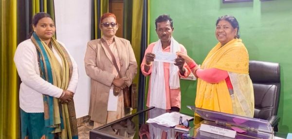 जशपुर विधायक रायमुनी भगत ने छात्र दुर्घटना बीमा योजना के तहत जशपुर में प्रभावित विद्यार्थियों के परिजनों को आर्थिक सहायता का चेक किया प्रदान