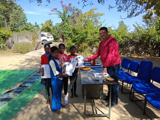 समाजसेवी विनीत जिंदल चार्टर्ड अकाउंटेंट द्वारा योग ड्रेस का वितरण,स्वास्थ्य के प्रति जागरूकता का प्रयास