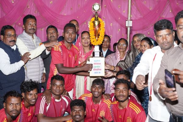 खेल के माध्यम से मिलती है अनुशासन की सीख : कौशल्या साय, कुडूकेला नॉकआउट फुटबॉल फाइनल में बेलटोली ने लोधमा को 3&ndash;1 से हराया, जीता खिताब....